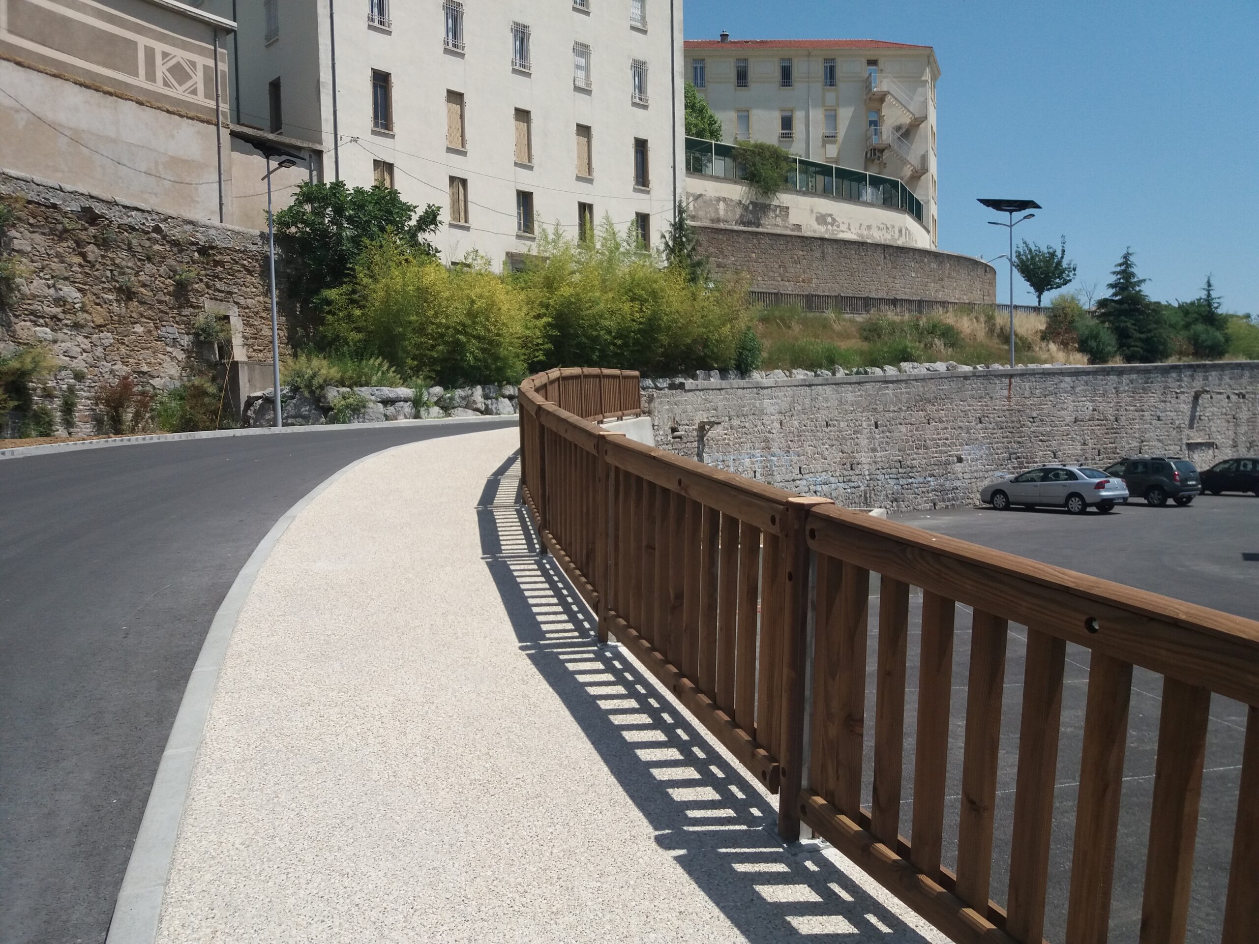 Garde-corps bois-métal T100 protection et délimitation d'espaces urbains