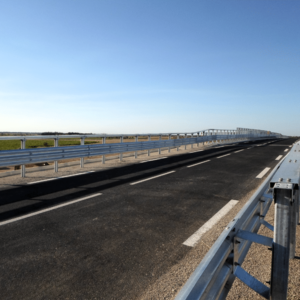 Glissière métallique H4b W4 bord de pont distribuée par Tertu en France