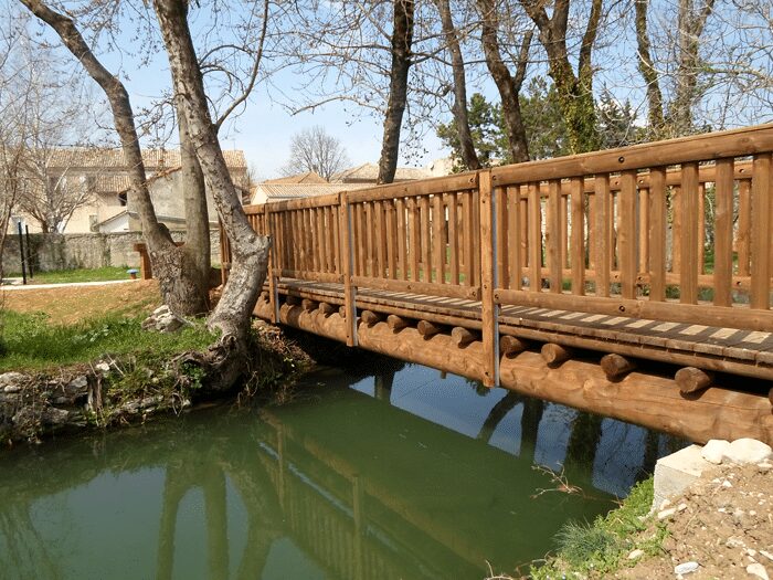 Passerelle bois massif Camargue Tertu franchissement cours d'eau