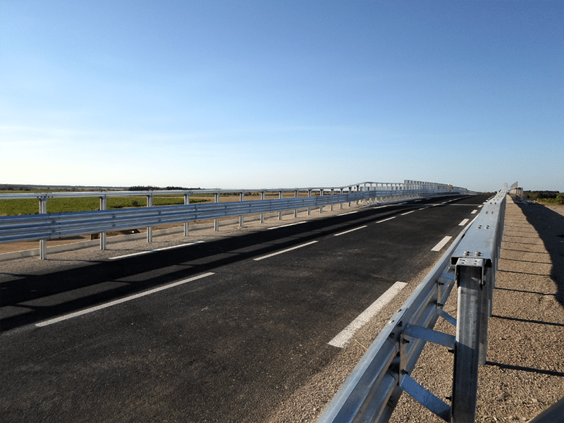 Glissière métallique H4b W5 bord de pont distribuée par Tertu en France